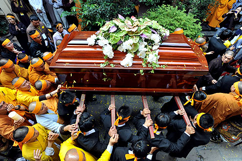 Thousands of people attend Buddhist monk\u2019s funeral - News VietNamNet