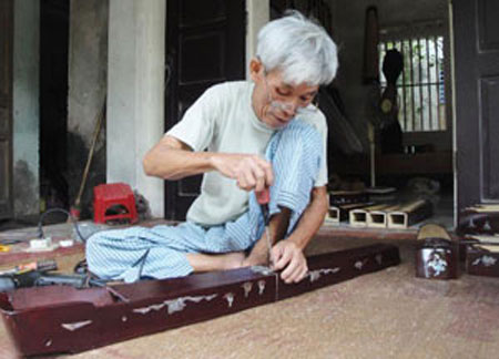 Craftsman in the village of Dao Xa