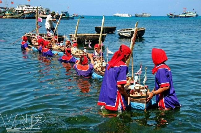 Ly Son, Hoang Sa, ritual, soldier, boat, fishermen, garlic