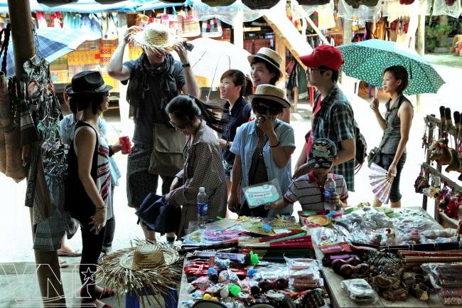 home stay tour, Hoa Binh, Muong, stilt house, tourist