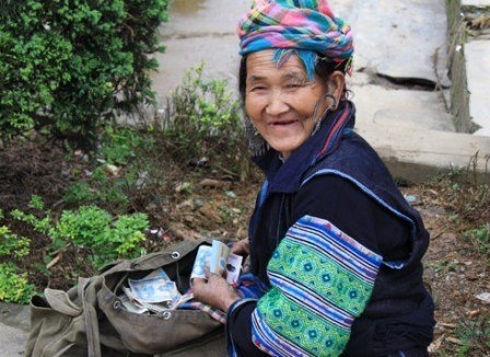 At night, vendors still chase after tourists, even though the number of vendors is less than during the day.