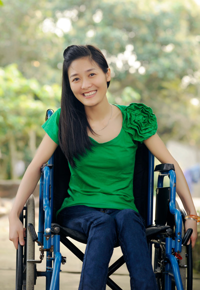 Tran Thi Hanh, 25 years old, a native of Ha Nam. At the age 17, Hanh caught myeloma disease and was paralyzed. Since then her best friend is a wheelchair. She is now an employee at a beauty salon.