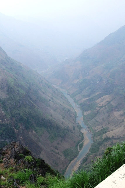 The Nho Que River at the foot of Ma Pi Leng Pass - one of the four most famous passes in Vietnam, besides Pha Din Pass in the province of Lai Chau, O Quy Ho Pass in Lao Cai and Khau Pha Pass in Yen Bai. Kien Thuc