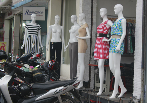 Nude mannequins on Saigon streets - News VietNamNet