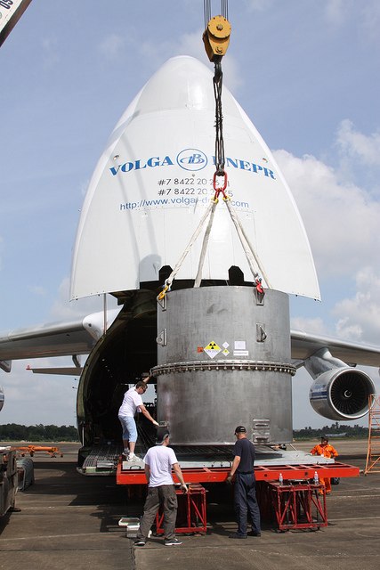 Workers put the tank in the cargo plane.