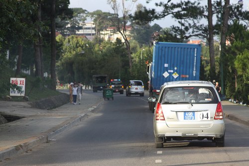 The truck leaves Da Lat with the escort of a lot of vehicles.