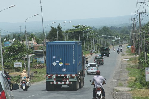 Dr. Nguyen Nhi Dien, Director of the Da Lat Institute for Nuclear Research said 1,000 police and security guards were mobilized to protect the truck along the route.