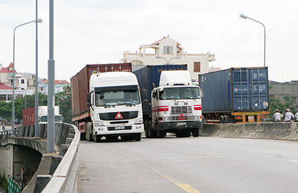 Container trucks, Hai Phong, without a permit