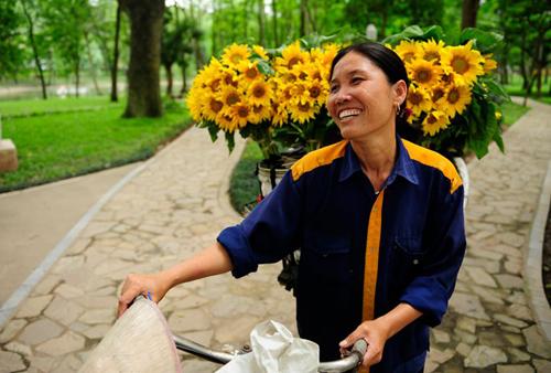 flower bike, mobile flower shop, hanoi, romantic