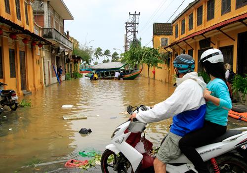 hoi an, flood, hoai river, tourists