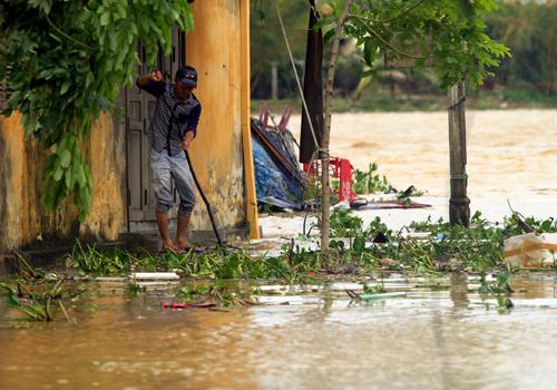 hoi an, flood, hoai river, tourists