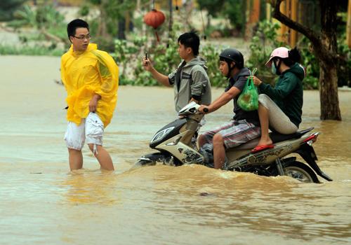 hoi an, flood, hoai river, tourists