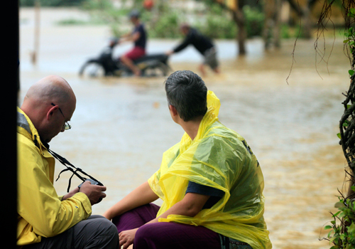 hoi an, flood, hoai river, tourists