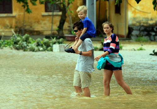 hoi an, flood, hoai river, tourists