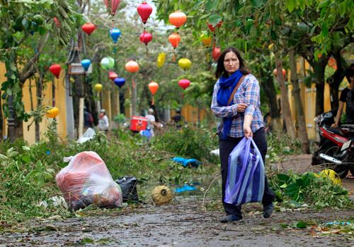 hoi an, flood, hoai river, tourists