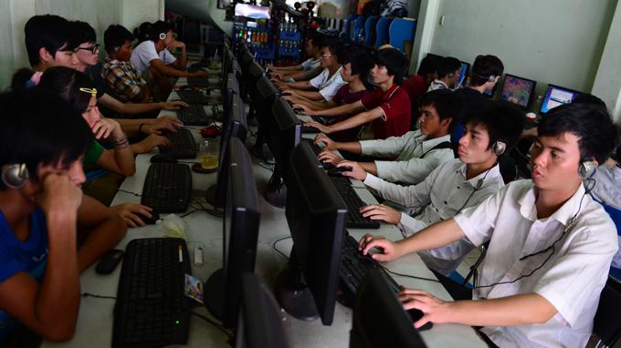 students and Internet, surfing Internet, Internet for studies, vietnam