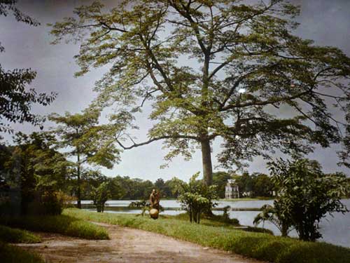 Photos, “Hanoi Colour” exhibition, French photographer Leon Busy, short films