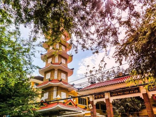 saigon temples, saigon pagoda, pilgrims