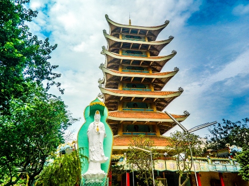 saigon temples, saigon pagoda, pilgrims