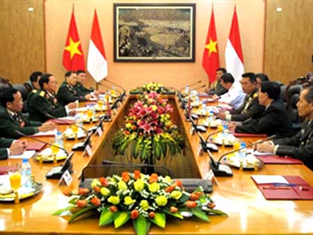 Overview of the February 13 talks between Deputy of Defence Minister Senior Lieutenant General Do Ba Ty and Indonesian Military Commander General Moeldoko in Hanoi. (Source: qdnd.vn)