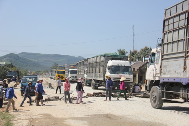 dust pollution, block the road, highway 24, quang ngai