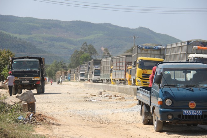 dust pollution, block the road, highway 24, quang ngai