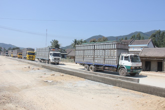 dust pollution, block the road, highway 24, quang ngai