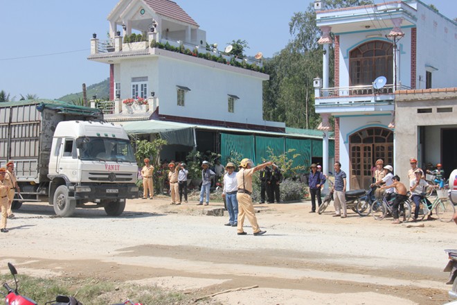 dust pollution, block the road, highway 24, quang ngai