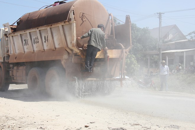 dust pollution, block the road, highway 24, quang ngai