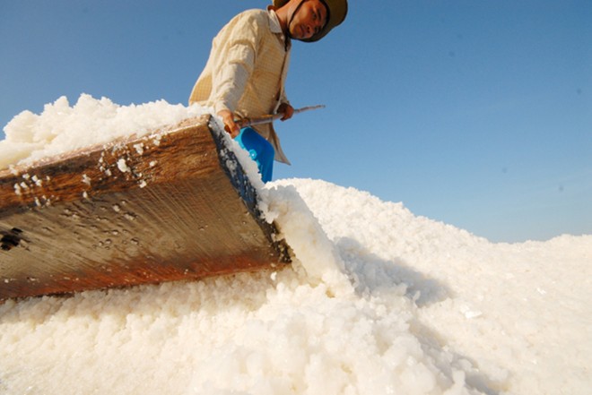 salt workers, binh phuoc, salt fields, hot spells