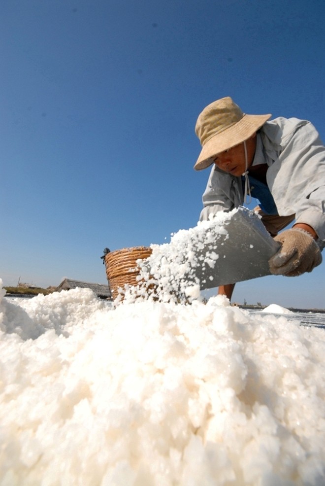 salt workers, binh phuoc, salt fields, hot spells