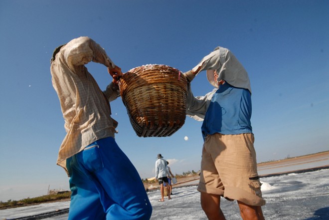 salt workers, binh phuoc, salt fields, hot spells