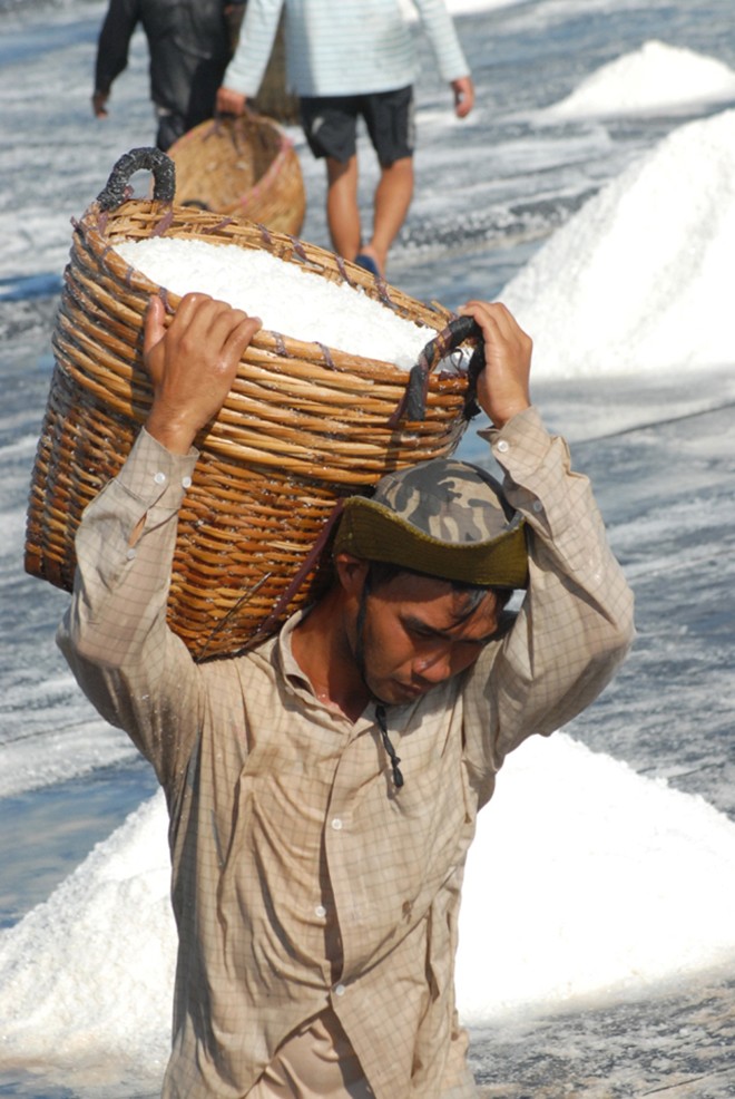 salt workers, binh phuoc, salt fields, hot spells