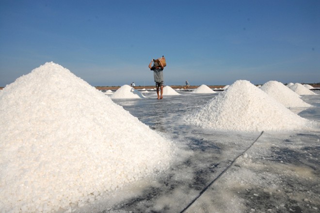 salt workers, binh phuoc, salt fields, hot spells