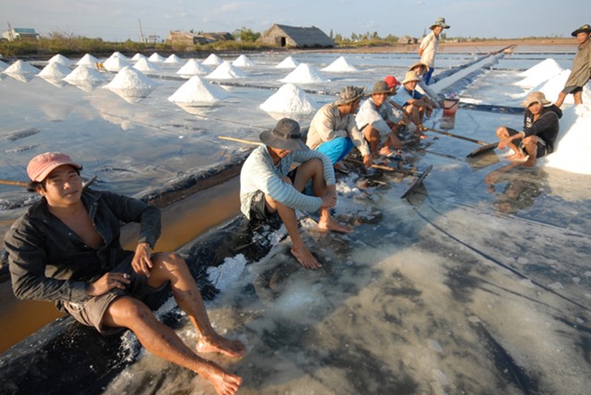 salt workers, binh phuoc, salt fields, hot spells