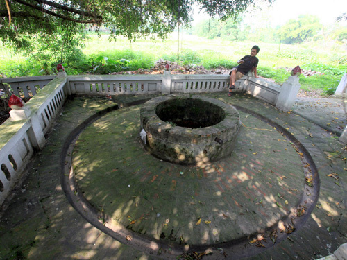 ancient wells, duong lam, hanoi