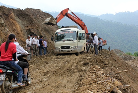 Landslide, Thanh Hoa, football betting, fake plates, migration