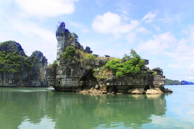 Ha Long Bay, islands