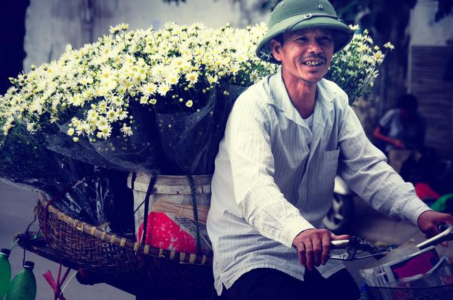 flower bikes, mobile flower shops, hanoi street