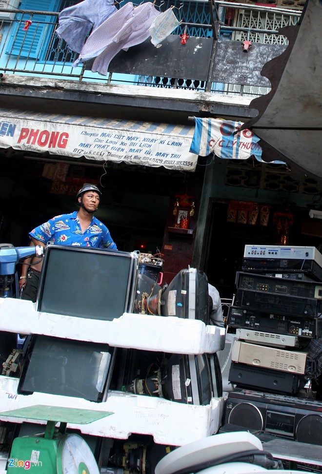 old computers, TV sets, nhat tao market