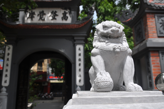foreign animal statues, pagodas, temple, natural identity, stone lions, ty huu