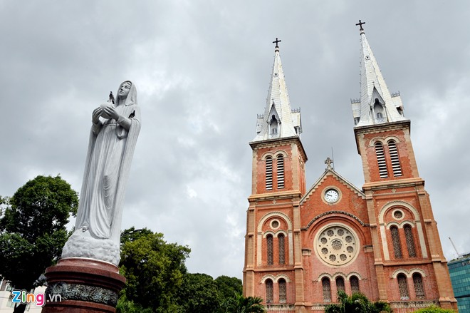 Saigon Notre Dame Basilica,  flying camera