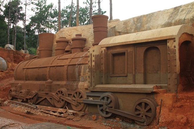 clay sculptures in Da Lat, clay tunnel, trinh ba dung