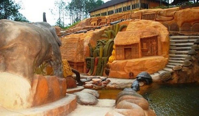 clay sculptures in Da Lat, clay tunnel, trinh ba dung