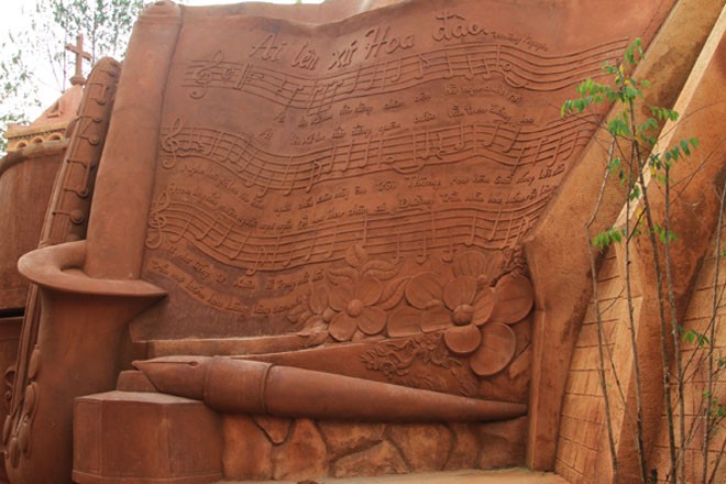 clay sculptures in Da Lat, clay tunnel, trinh ba dung