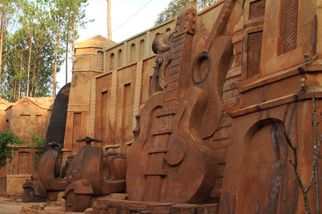 clay sculptures in Da Lat, clay tunnel, trinh ba dung