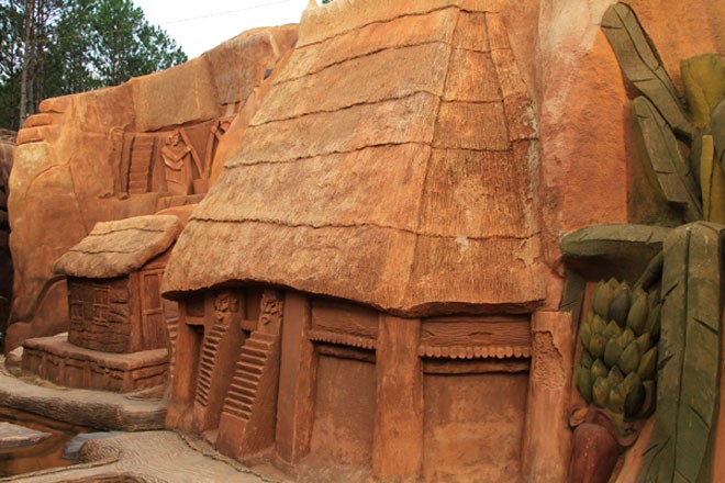 clay sculptures in Da Lat, clay tunnel, trinh ba dung