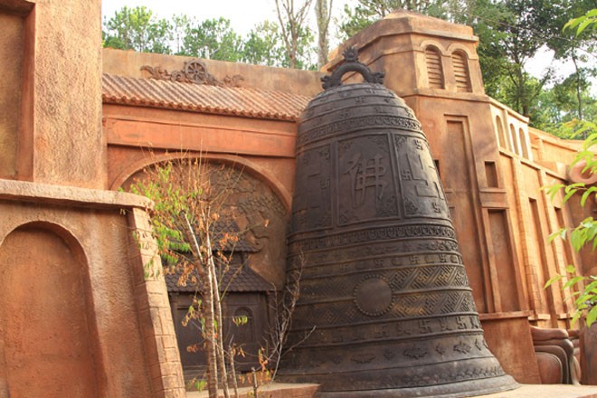 clay sculptures in Da Lat, clay tunnel, trinh ba dung