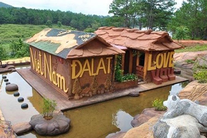 clay sculptures in Da Lat, clay tunnel, trinh ba dung