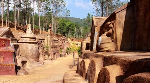 clay sculptures in Da Lat, clay tunnel, trinh ba dung